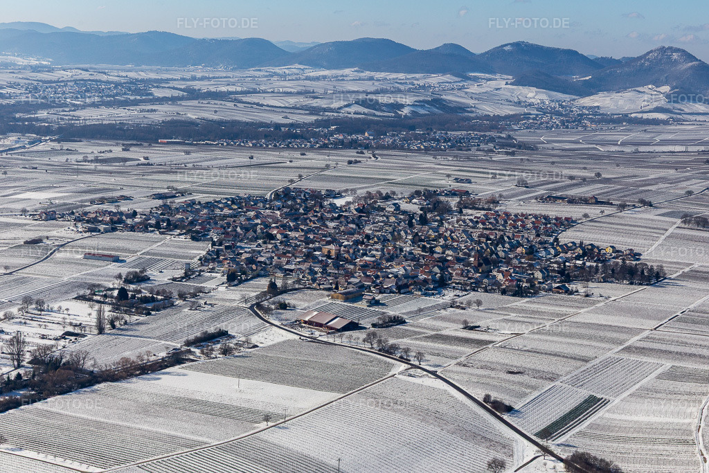 Luftbild: Winterlich schneebedeckte Rande von Weinbergen und Winzer- Gütern im Weinbaugebiet in Nußdorf im Ortsteil Nußdorf in Landau im Bundesland Rheinland-Pfalz in Deutschland. Foto: IMG_124690.jpg vom 11.02.2021 durch Werner Riehm/FLY-FOTO.de