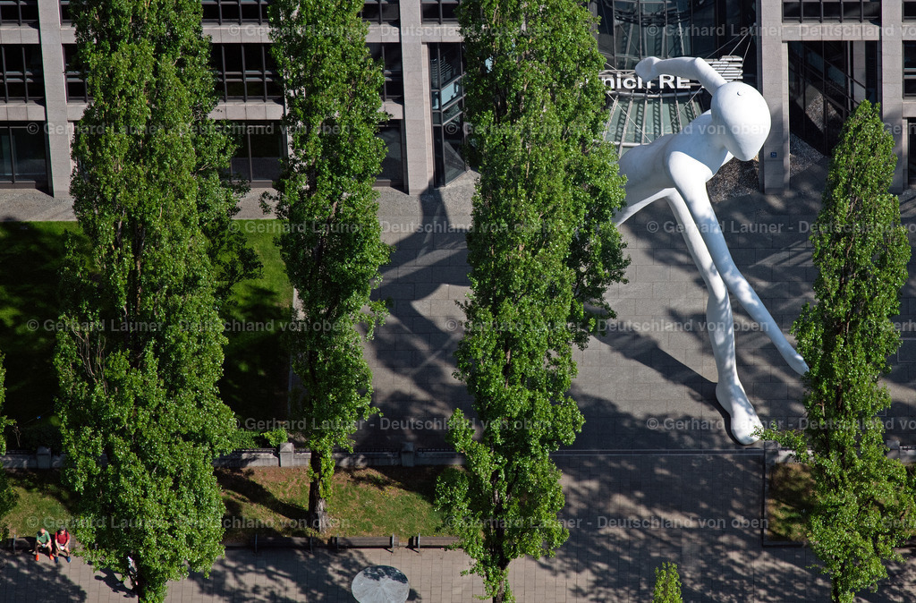 4024897 | Münchner Rück-Stiftung, Walking Man an der Leopold-Strasse, München
