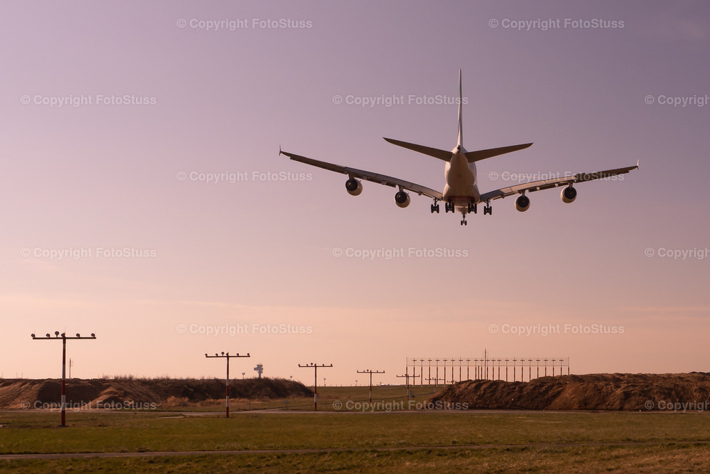 Airbus A380 landet am Flughafen Düsseldorf | Landener Airbus A380 in Düsseldorf am Flughafen. - Realisiert mit Pictrs.com