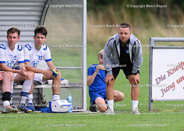 Fussball Pfaffenberg Pokal Turnier 2023  | Fussball Pfaffenberg Pokal Turnier 2023 beim SV Unterjesingen 27.07.2023Kreisliga A 3 SV Unterjesingen - SGM Altingen / EntringenSpielertrainer Kevin Hartmann (re, SGM Altingen / Entringen) an der BankFOTO: ULMER Pressebildagentur xxNOxMODELxRELEASExx