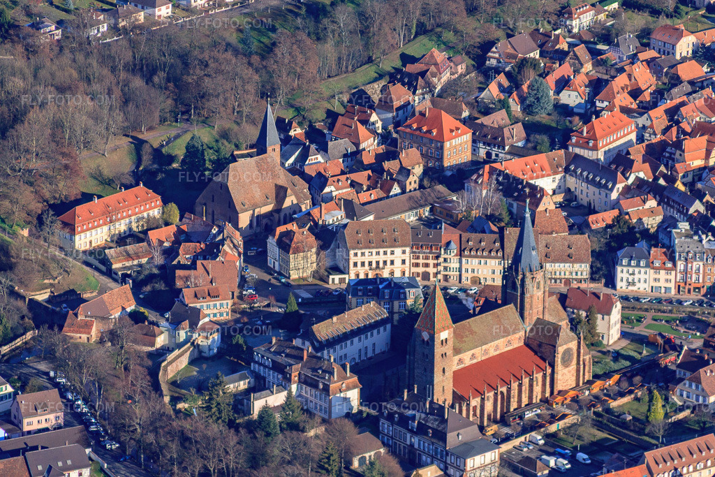 Aerial view: Abbatiale Saint Pierre et Paul from the southwest in Wissembourg in the state Bas-Rhin, France. – Photo: IMG_48420.jpg taken on 12/11/2011 by Werner Riehm/FLY-FOTO.com – Resolution of the original: 4616 x 3078 px – Paroisse de Wissembourg