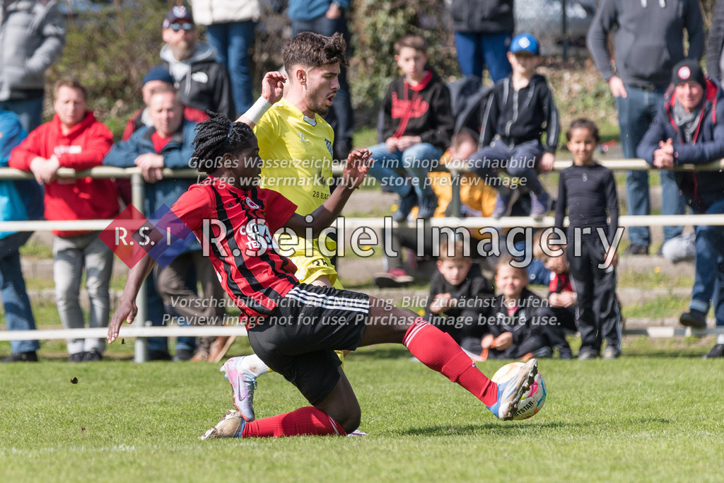 Fußball, Saison 2022/23, LOTTO-Pokal, WTSV Concordia - FC Teutonia 05, Sportpark Hinschenfelde (Hamburg), 10.04.2023, Halbfinale | Andy Appiah (#29, Concordia), Diamant Berisha (#35, Teutonia)