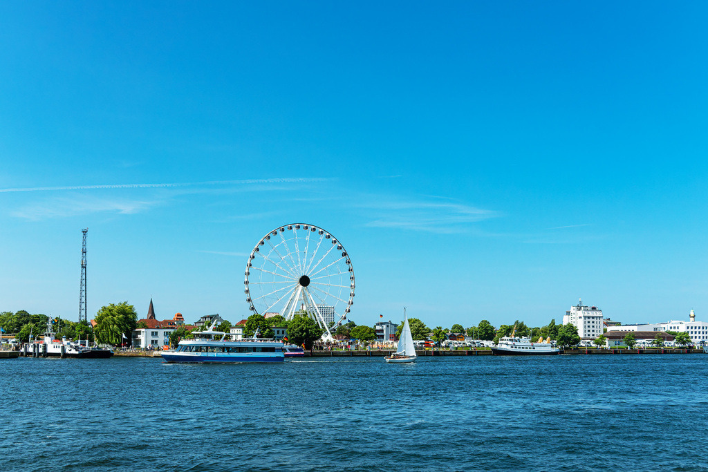 Blick über den Neuen Strom auf Warnemünde mit Riesenrad | Blick über den Neuen Strom auf Warnemünde mit Riesenrad.