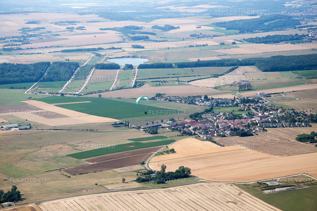 Vue aérienne: Vue de la ville à Cerville dans le département Meurthe et Moselle, France. Photo: IMG_083207.jpg prise le 11/07/2015 par Werner Riehm/FLY-FOTO.eu – Résolution de l'original: 5472 x 3648 px