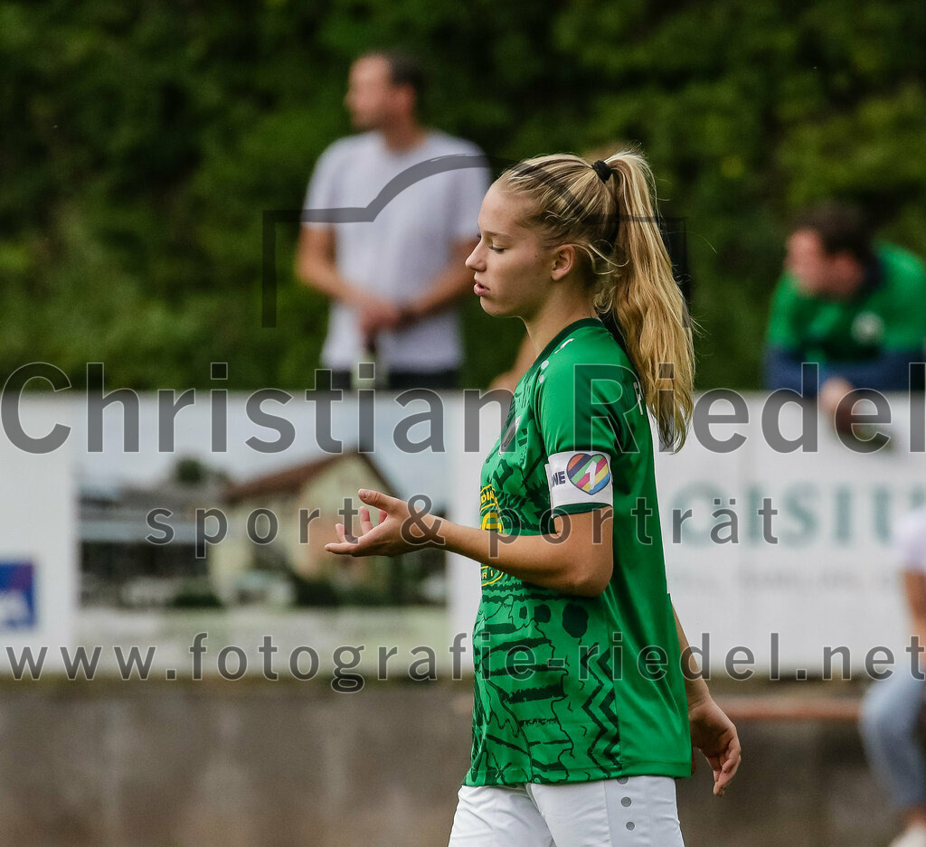 2023-10-07_018_FC_Forstern_gegen_Karlsruher_SC | Forstern, Deutschland, 07.10.2023:
Fußball, B-Juniorinnen-Bundesliga Süd 2023 / 2024, 4. Spieltag, FC Forstern gegen Karlsruher SC, Endergebnis: 1:1

Yanica Moritz (FC Forstern, #17)

Foto: Christian Riedel / fotografie-riedel.net