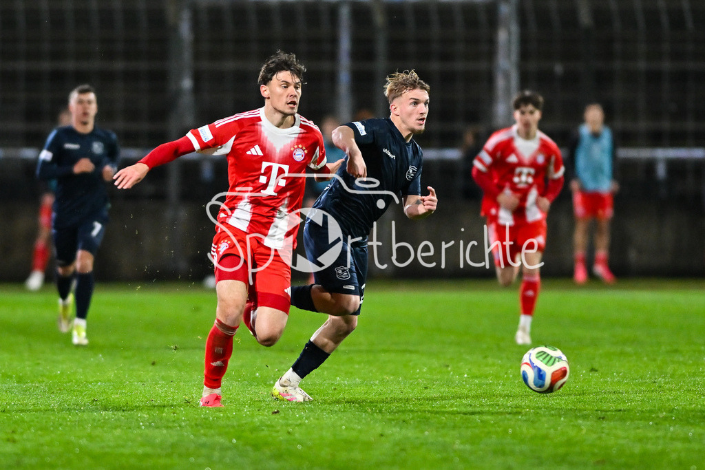 FC Bayern Amateure - SpVgg Unterhaching | MÜNCHEN, DEUTSCHLAND - 24. FEBRUAR: im Duell Louis RICHTER (FC Bayern München II 19) und Andy BREUER (SpVgg Unterhaching 26) während dem Spiel zwischen den Amateuren des FC Bayern München und der SpVgg Unterhaching am 25. Spieltag der Regionalliga Bayern im Grünwalder Stadion