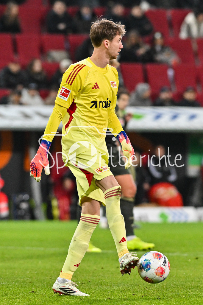 FC Augsburg - 1. FC Union Berlin | AUGSBURG, GERMANY - 15. JANUARY: am Ball Frederik RÖNNOW (Union Berlin 1) / Einzelfoto / Freisteller während dem Bundesligamatch zwischen dem FC Augsburg und dem 1. FC Union Berlin am 17. Spieltag in der WWK-Arena / DFL REGULATIONS PROHIBIT ANY USE OF PHOTOGRAPHS AS IMAGE SEQUENCES AND/OR QUASI-VIDEO