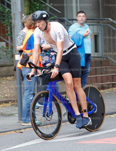 20240630-8615-heinerman-HEN-FOTO | 30.06.2024 Heinerman Triathlon Olympische Distanz vom Rad zur Laufstrecke unterwegs mit Startnummer 12 Ruben Zillig Triathlon Team DSW Darmstadt Sieger Gewinner 1. Platz mit 01:55:56 h (Foto: Peter Henrich) - Realisiert mit Pictrs.com