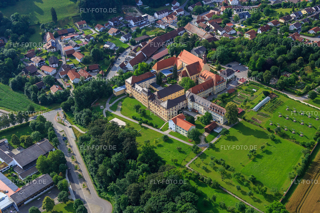 Pfarrkirche St. Mariä Himmelfahrt und Realschule St. Maria mit Klostergarten und Solarpark http://www.realschule-stmaria.de/ | Luftbild: Pfarrkirche St. Mariä Himmelfahrt und Realschule St. Maria mit Klostergarten und Solarpark http://www.realschule-stmaria.de/ in Niederviehbach im Bundesland Bayern in Deutschland. Foto: IMG_090511.jpg vom 02.07.2016 durch Werner Riehm/FLY-FOTO.de - Realisiert mit Pictrs.com