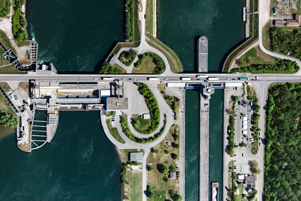 dr__0051423.jpg | IFFEZHEIM 22.04.2020 Senkrecht- Luftbild aus der Satelliten- Perspektive vom Schleusenanlagen des Wasser und Schifffahrtsamt Freiburgund der EnBW Energie Baden-Württemberg AG, Rheinkraftwerk Iffezheim am Ufer der Wasserstraße Rhein in Iffezheim im Bundesland Baden-Württemberg, Deutschland. // Vertical aerial view from the satellite perspective of the locks - plants on the banks of the waterway of the Rhine EnBW Energie Baden-Wuerttemberg AG, Rheinkraftwerk Iffezheim in Iffezheim in the state Baden-Wuerttemberg, Germany. Foto: Daniel Reiter