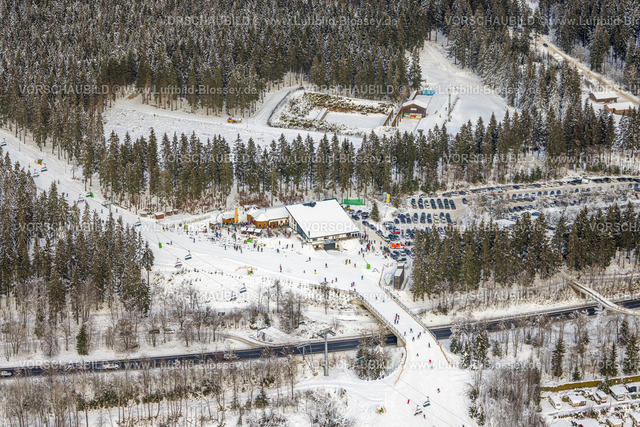 Winterberg221201110 | Luftbild Skipisten und Skifahrer, Skiliftkarussell Winterberg P3, Langlauf- und Biathlon-Stadion Bremberg, Winterwunderland in Winterberg im Sauerland, am Kahlen Asten und den Skiabfahrten und dem Skilift-Karussell Winterberg, Winterberg, Sauerland, Nordrhein-Westfalen, Deutschland