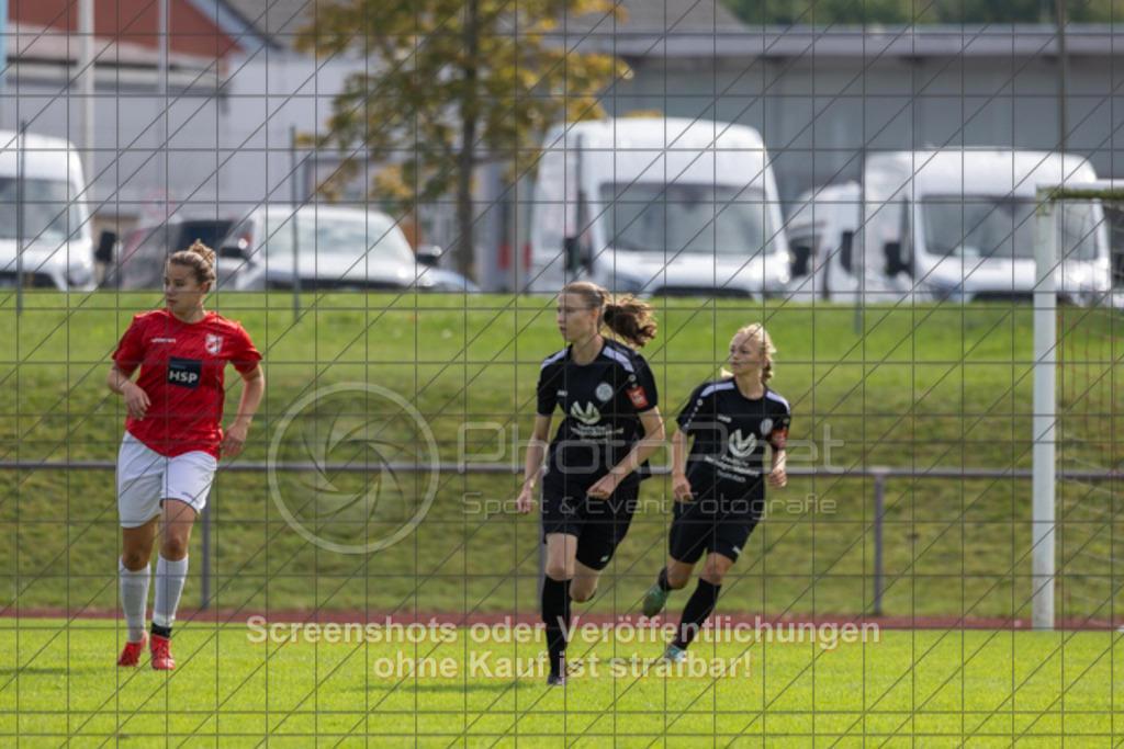 20250928_132344_0201 | #,1.FC Donzdorf (schwarz) vs. TV Derendingen (rot), Fussball, Frauen-Verbandsliga Württemberg, 03. Spieltag, Saison 2025/2026, Rasenplatz Lautertal Stadion, Süßener Straße 16, 73072 Donzdorf, 28.09.2025 - 13:00 Uhr,Foto: PhotoPeet-Sportfotografie/Peter Harich