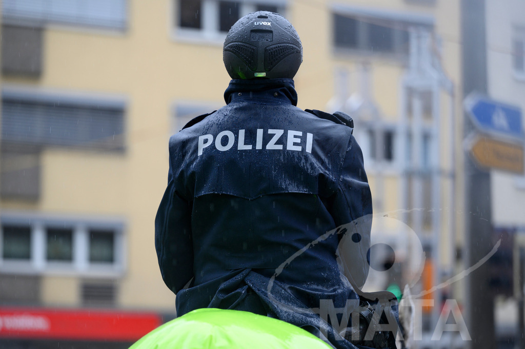 _DWA2204-2 | Trotz Nieselregen schlängelte sich der „Gaudiwurm“ am Sonntag durch die Nürnberger Innenstadt an tausenden Faschingsfans vorbei.  Nürnberg, 11.02.2024 - Realisiert mit Pictrs.com