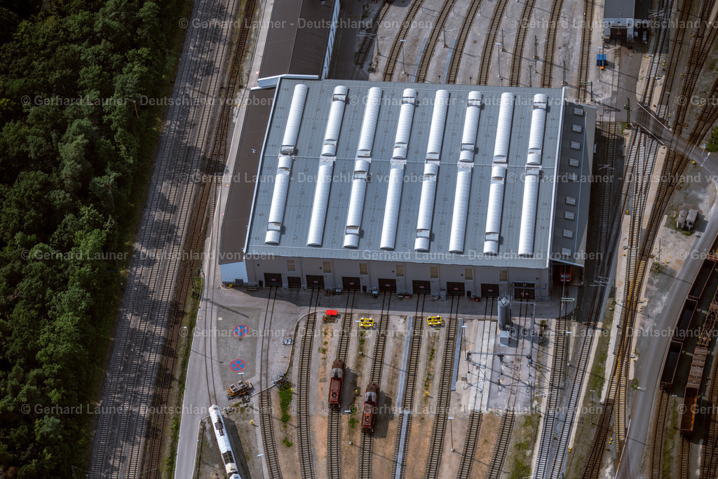 4047552 | NüRNBERG 21.08.2021 Gleisanlagen und Schienenstrecken am Rundschuppen ( auch Lokschuppen, Lokhalle oder Triebfahrzeughalle ) des Bahn- Betriebswerkes im Ortsteil Rangierbahnhof in Nürnberg im Bundesland Bayern, Deutschland. Weiterführende Informationen bei: DB Netz AG,  Deutsche Bahn AG. // Trackage and rail routes on the roundhouse - locomotive hall of the railway operations work in the district Rangierbahnhof in Nuremberg in the state Bavaria, Germany. Further information at: DB Netz AG,  Deutsche Bahn AG. Foto: Gerhard Launer