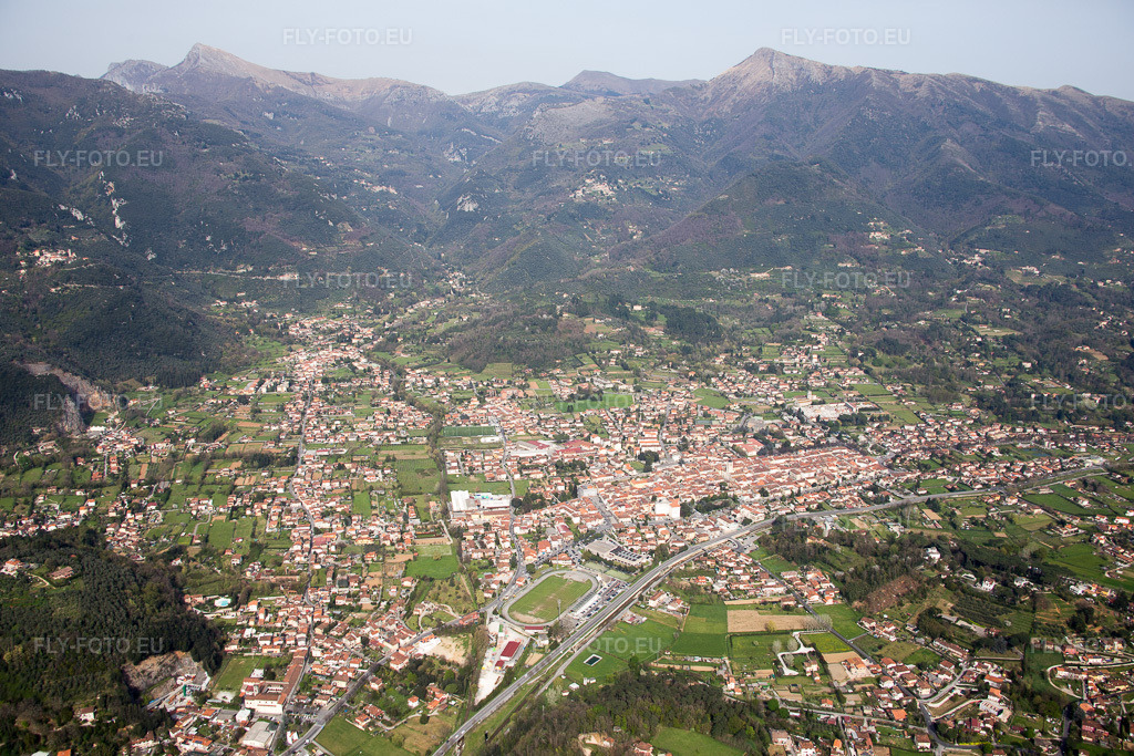Vue aérienne: Vue de la ville à Camaiore dans le département Toscane, Italie – .Photo: IMG_086950.jpg prise le 03/04/2016 par Werner Riehm/FLY-FOTO.eu – Résolution de l'original: 5472 x 3648 px
