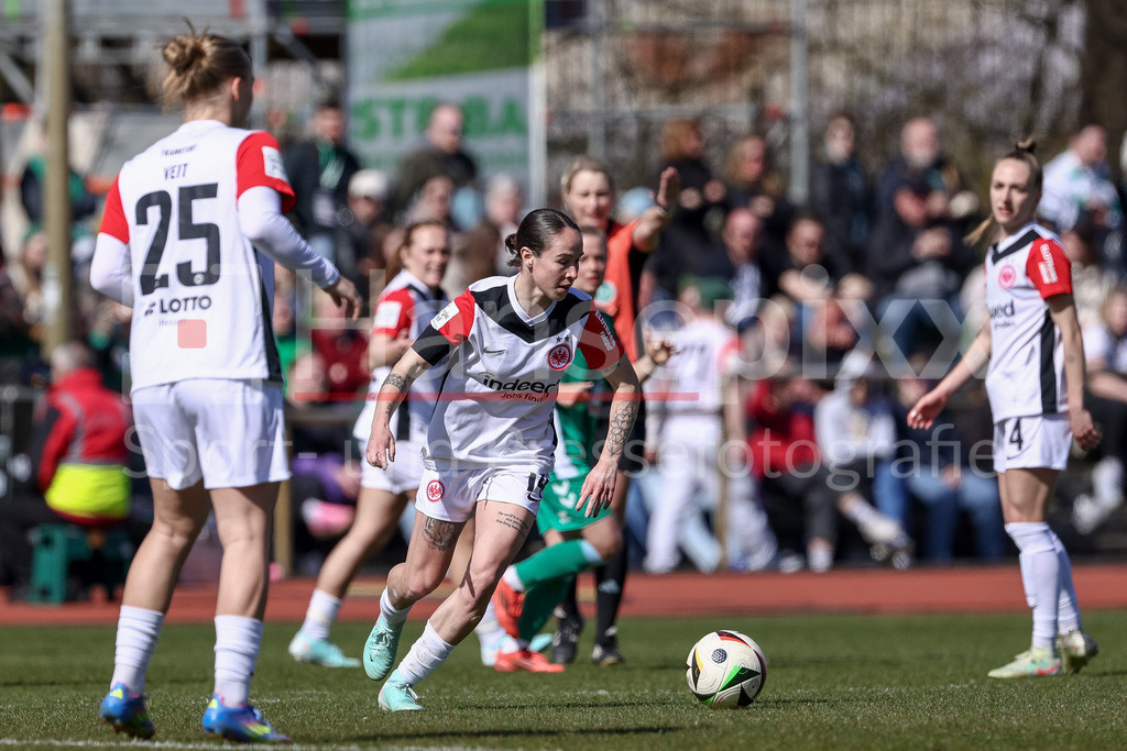 Fussball, Google Pixel Frauen-Bundesliga, SV Werder Bremen - Eintracht Frankfurt | v.li.: Geraldine Reuteler (Eintracht Frankfurt, 14) am Ball, Einzelbild, Ganzkörper, Aktion, Action, Spielszene, DIE DFB-RICHTLINIEN UNTERSAGEN JEGLICHE NUTZUNG VON FOTOS ALS SEQUENZBILDER UND/ODER VIDEOÄHNLICHE FOTOSTRECKEN. DFB REGULATIONS PROHIBIT ANY USE OF PHOTOGRAPHS AS IMAGE SEQUENCES AND/OR QUASI-VIDEO.