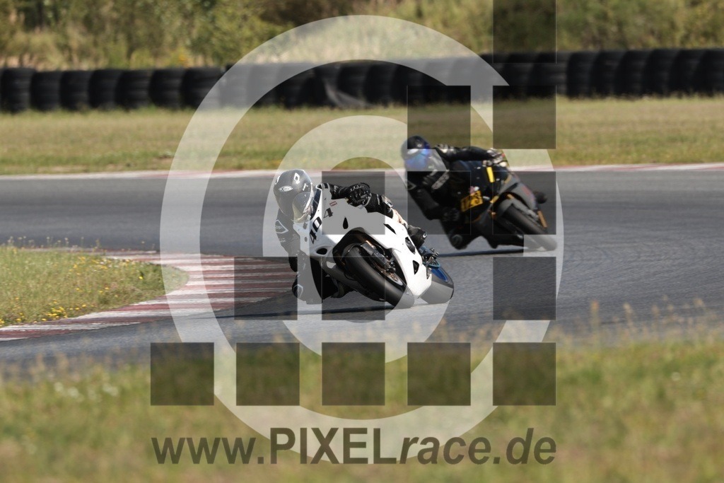 0404-PXR59978 | Schöne Erinnerungen an spannende Momente - das festzuhalten ist unser Job. PIXELrace.de ist seit 2003 auf den Rennstrecken Europas unterwegs um die Action draußen beim Fahren und die wunderbare Stimmung imm Fahrerlager für euch einzufangen.
