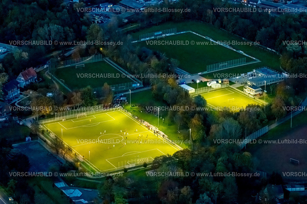 Hamm231103679Nacht | Luftbild, Nachtaufnahme, Fußballspiel im beleuchteten Adolf-Brühl-Stadion der Sport Gemeinschaft Bockum-Hövel 2013 e.V., umgeben von herbstlichen Laubbäumen, Bockum-Hövel, Hamm, Ruhrgebiet, Nordrhein-Westfalen, Deutschland