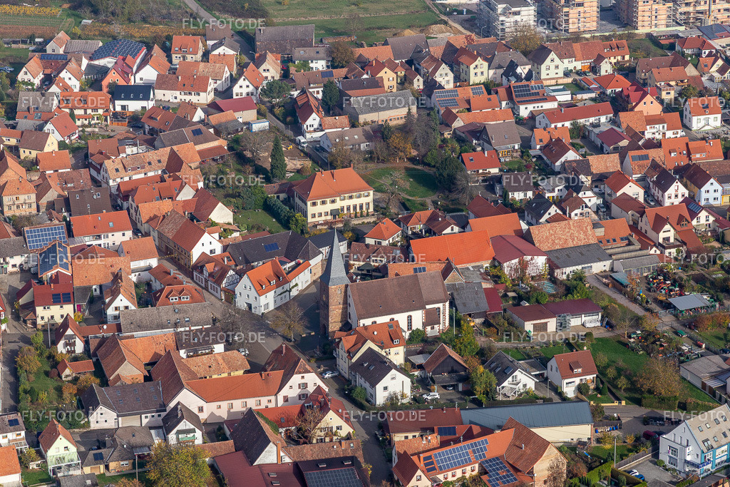 Kirchengebäude im Dorfkern in Schweigen | Luftbild: Kirchengebäude im Dorfkern in Schweigen im Ortsteil Schweigen in Schweigen-Rechtenbach im Bundesland Rheinland-Pfalz in Deutschland. Foto: IMG_123804.jpg vom 07.11.2020 durch ©2025 Werner Riehm fly-foto.de/copyright - Realisiert mit Pictrs.com