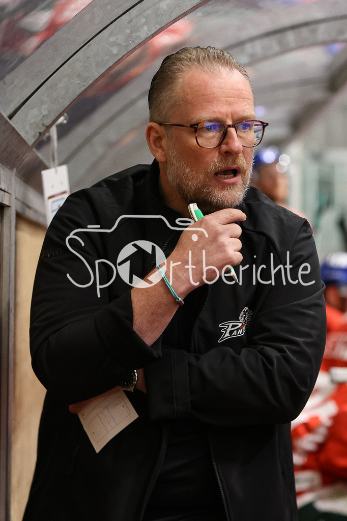 SC Rapperswil-Jona Lakers - Augsburger Panther | Panther Trainer Christof KREUZER in Aktion / Freisteller / Einzelfoto / Ratolos