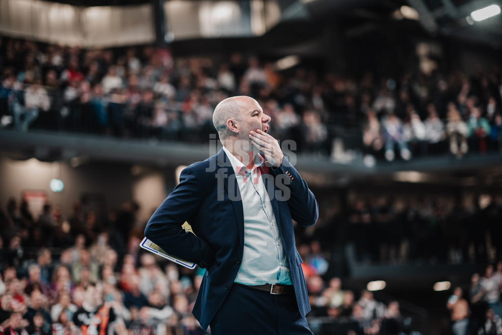 Volleyball | Herren | Saison 2023/2024 | Volleyball-Bundesliga | SVG Lüneburg vs. Berlin Recycling Volleys | 23.12.2023 | Trainer Joel Gregory Banks (Berlin Recycling Volleys) grübelt