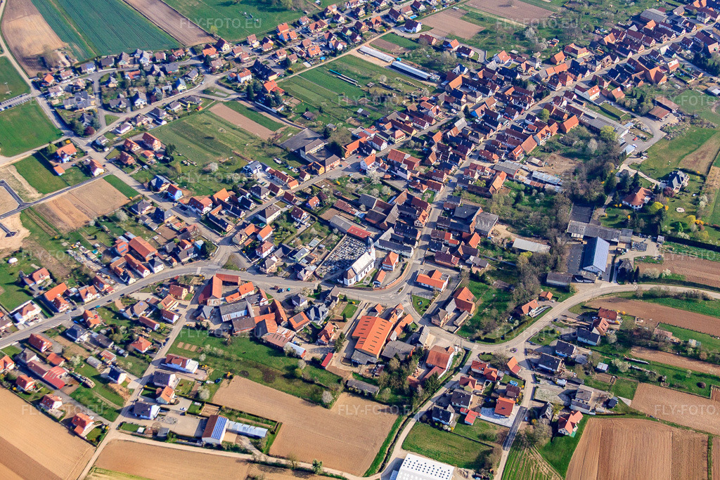 Vue aérienne: Centre du village vu du sud-ouest à Niederlauterbach dans le département Bas Rhin, France – .Photo: IMG_63823.jpg prise le 30/03/2014 par Werner Riehm/FLY-FOTO.eu – Résolution de l'original: 4428 x 2952 px
