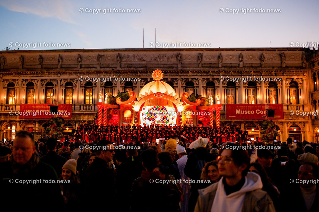 Italien_ Venedig_ 03.03.2025-58 | 03.03.2025, Italien, ITA, Venetien, Venedig, im Bild Venedig, Stadtansichten, Touristen, Reisefeature, Karneval, Masken, maskiert, venezianisch, Reise, Venedig, Venezia, Venetien, Stadtansicht, Campanile, Canale Grande, Markusplatz, Markuskirche, Touristen, Gondel, Gondolere, Faehre, Motorboot, Wassertaxi, Vaporetto, Adria, Lagune, Pfahlbauten, Bruecke, Rialtobruecke, La Gondola, Dogenpalast, Italien, Creativ, Kreativ