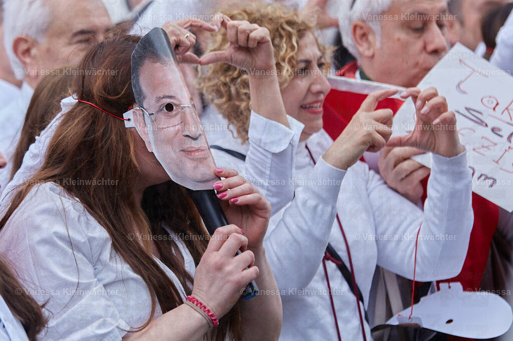 Wir sind alle Ekrem Imamoglu, Breitscheidplatz 30.03.2025 | Mehrere hundert Menschen demonstrieren am 30.03.2025 auf dem Berliner Breitscheidplatz für die Freilassung von Ekrem İmamoğlu sowie verhafteter Protestierender und für die Demokratie in der Türkei. Einige tragen Masken mit dem Gesicht des Istanbuler Bürgermeisters. - Realisiert mit Pictrs.com