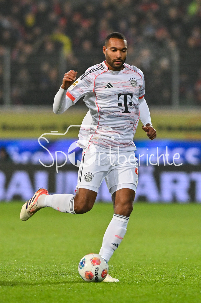 1. FC Heidenheim - FC Bayern München | HEIDENHEIM, GERMANY - 21. DECEMBER: am Ball Jonathan TAH (FC Bayern Munich 4) / Einzelfoto / Freisteller während dem Bundesligamatch zwischen dem 1. FC Heidenheim und dem FC Bayern München am 15. Spieltag in der Voith-Arena / DFL REGULATIONS PROHIBIT ANY USE OF PHOTOGRAPHS AS IMAGE SEQUENCES AND/OR QUASI-VIDEO