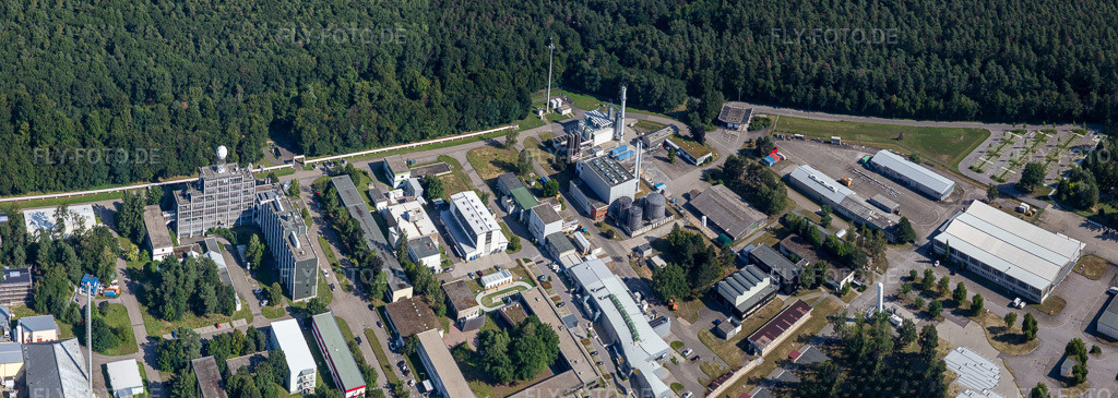 Luftbild: Campus- Universität KIT - Campus Nord (ehemaliges Kernforschungszentrum Karlsruhe) im Hintergrund von Leopoldshafen. im Ortsteil Leopoldshafen in Eggenstein-Leopoldshafen im Bundesland Baden-Württemberg in Deutschland. Foto: IMG_128210-Pano.jpg vom 12.08.2021 durch Werner Riehm/FLY-FOTO.deAuflösung des Originals: 16250 x 5785 px