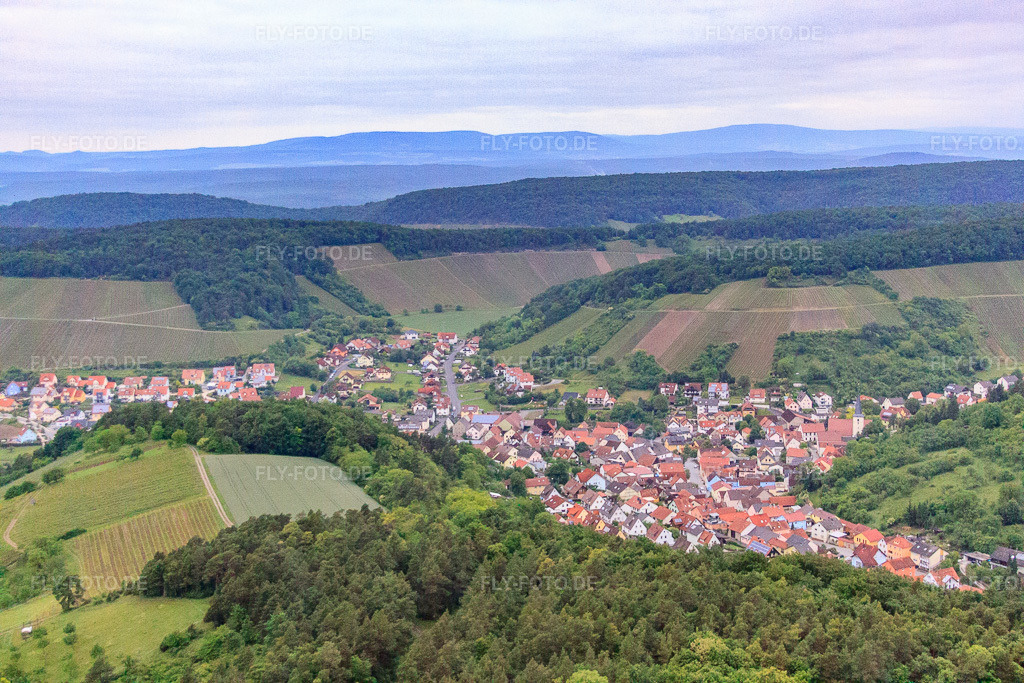 Luftbild: Weinberge um das Winzerdorf in Ramsthal im Bundesland Bayern in Deutschland. – Foto: IMG_65916.jpg vom 30.05.2014 durch Werner Riehm/FLY-FOTO.de – Auflösung des Originals: 4752 x 3168 px