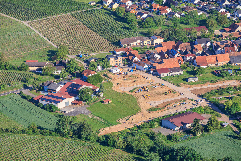 Luftbild: Erschliessung des Neubaugebiet am Weingut Lindenhof im Ortsteil Klingen in Heuchelheim-Klingen im Bundesland Rheinland-Pfalz in Deutschland.Foto: IMG_156840.jpg vom 23.05.2026 durch Werner Riehm/FLY-FOTO.deAuflösung des Originals: 6000 x 4000 px