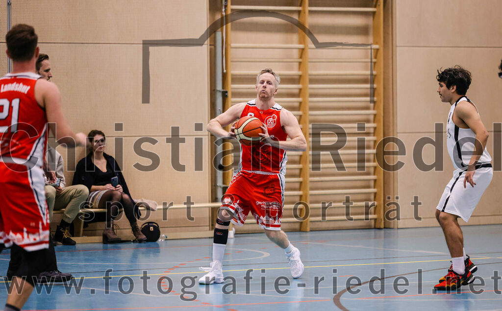 2022-12-03_082_TSV_Vaterstetten_gegen_TG_Landshut | Vaterstetten, Deutschland, 03.12.2022:
Basketball, Bayernliga Herren Südost 2022 / 2023, 7. Spieltag, TSV Vaterstetten gegen TG Landshut, Endergebnis: 71:78

Christoph Hüttenkofer (TG Landshut, #0), Benicio Trinidad Paz (TSV Vaterstetten, #4)

Foto: Christian Riedel / fotografie-riedel.net