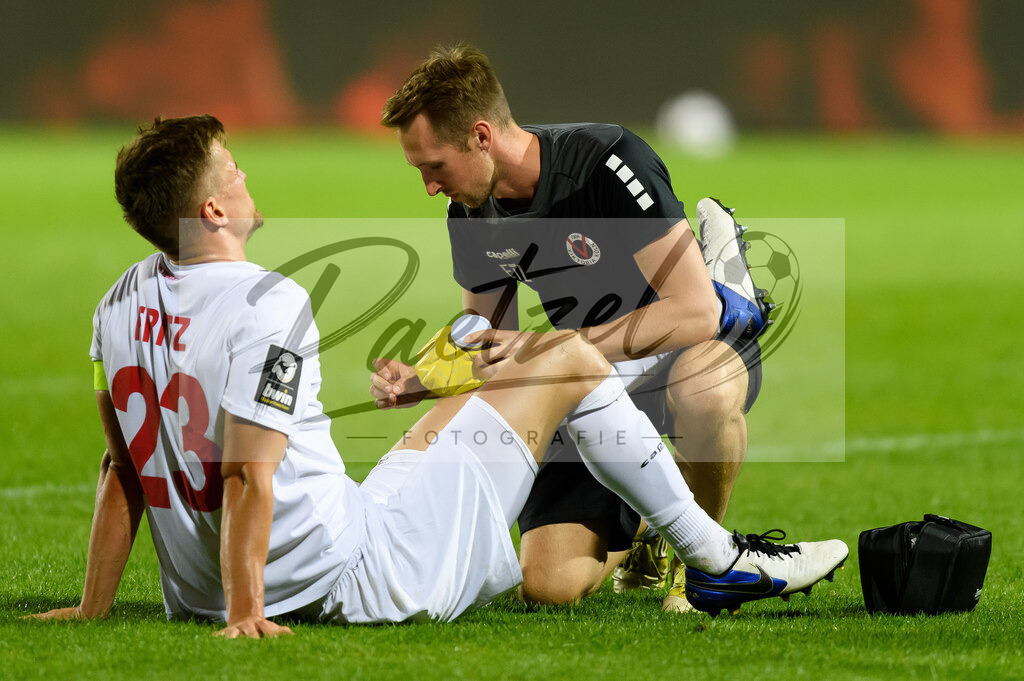 OSNVKO20210906_53 | Fussball, Herren: Moritz Fritz (FC Viktoria Koeln) wird behandelt beim Spiel der 3. Liga zwischen VfL Osnabrueck und FC Viktoria Koeln im Stadion an der Bremer Bruecke am 06.09.2021 in Osnabrueck, Deutschland.DFB / DFL REGULATIONS PROHIBIT ANY USE OF PHOTOGRAPHS AS IMAGE SEQUENCES AND/OR QUASI-VIDEO. - Realisiert mit Pictrs.com