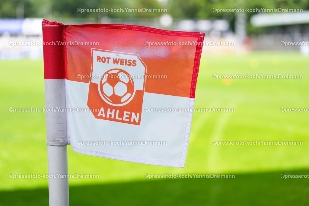 xYDR20072501041 | 20.07.2025, xydrx, Fußball, Rot Weiss Ahlen - FC Schalke 04, Testspiel, Wersestadion: Eckfahne mit Rot Weiss Ahlen Logo, feature, Symbolbild,