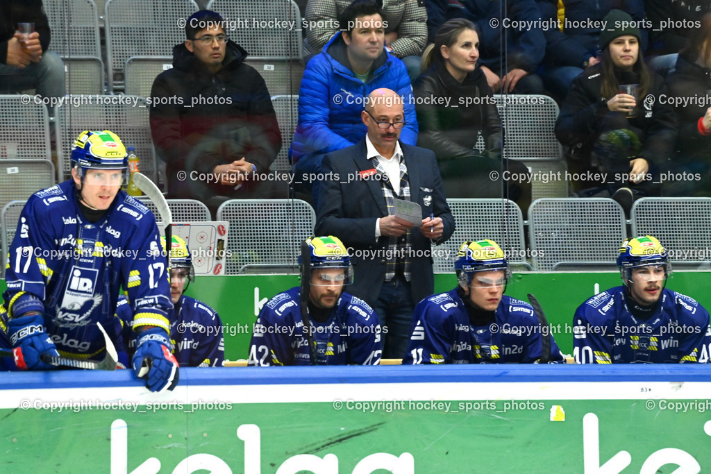 EC IDM WÄRMEPUMPEN VSV vs. Steinbach Black Wings Linz | Spielerbank Ec VSV, Herbert Hohenberger Sportdirektor EC VSV, EC IDM WÄRMEPUMPEN VSV vs. Steinbach Black Wings Linz, EC IDM WÄRMEPUMPEN VSV vs. Steinbach Black Wings Linz am 28.11.2025 in Villach (Stadthalle Villach), Austria, (Photo by Bernd Stefan)