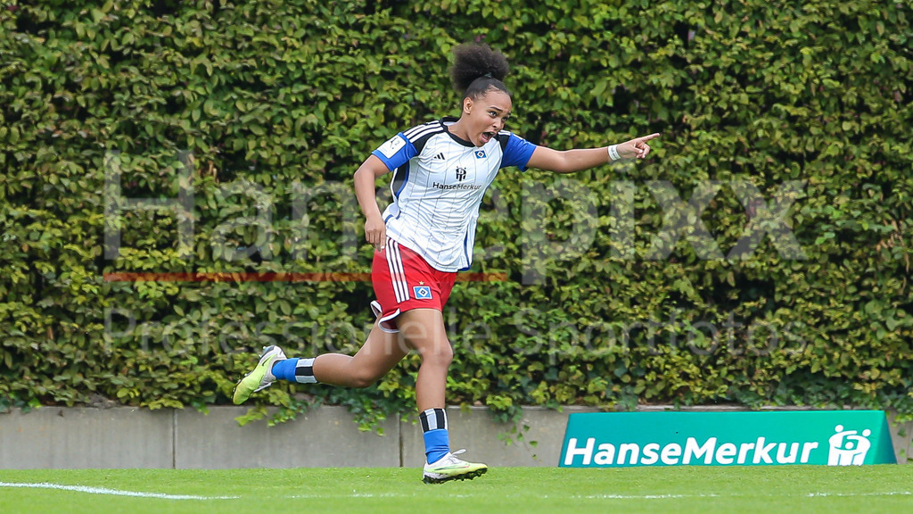 Fussball, 2. Frauen-Bundesliga, Hamburger SV - Borussia Möchengladbach | v.li.: Torschützin Lisa Baum (Hamburger SV, 11) mit Torjubel, Jubel, jubeln, jubelt, optimistisch, Spielszene, Highlight, Freude über das Tor zum 1:0, DIE DFB-RICHTLINIEN UNTERSAGEN JEGLICHE NUTZUNG VON FOTOS ALS SEQUENZBILDER UND/ODER VIDEOÄHNLICHE FOTOSTRECKEN. DFB REGULATIONS PROHIBIT ANY USE OF PHOTOGRAPHS AS IMAGE SEQUENCES AND/OR QUASI-VIDEO.