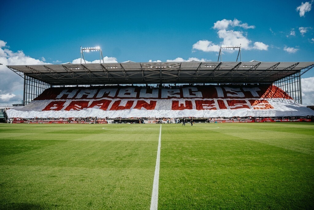 FCP02855 | Der offizielle Shop für FC St. Pauli Fotos. Wähle aus Spielszenen & Fanmomenten dein FCSP Wunschformat. Wir liefern Millerntor-Atmosphäre.