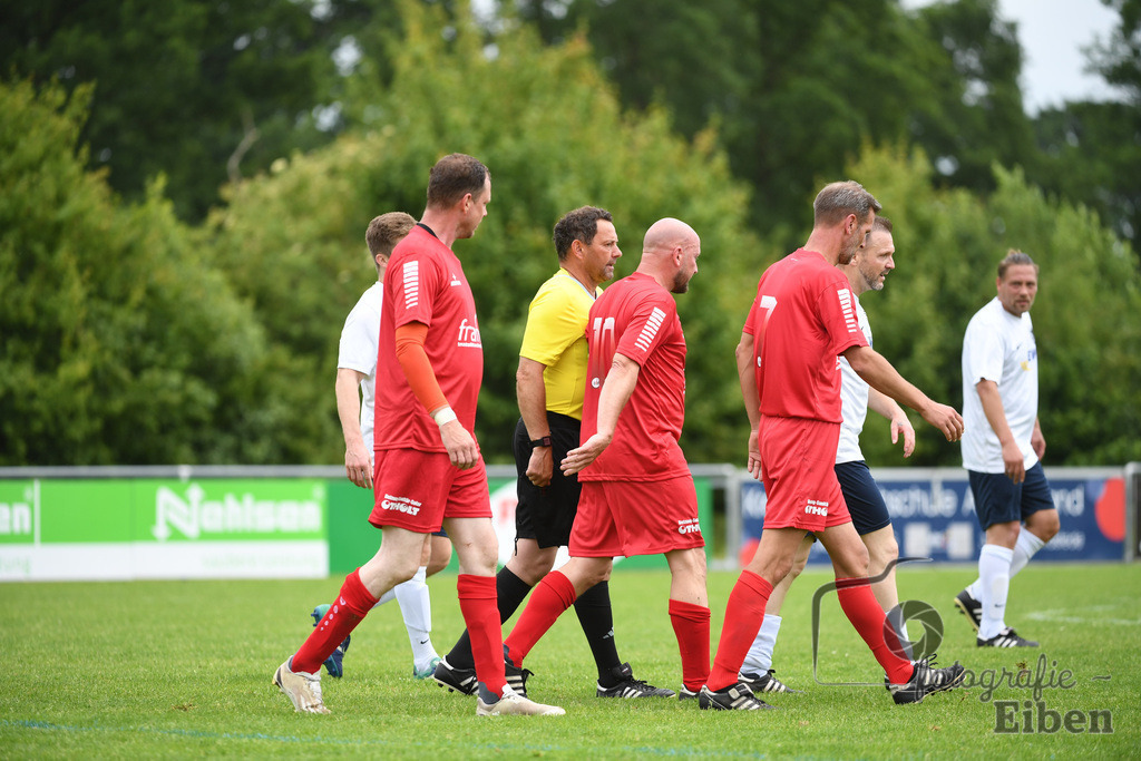SV Brake Ü40-BW Bümmerstede (Ü40) | Kreispokal Finale Jade-Weser-Hunte Ü40; SV Brake Ü40 (rot)-BW Bümmerstede Ü40 (weiß) am 15.06.2025 in Rastede (Sportanlage Köttersweg), Photo: Philip Eiben 2025 - Realisiert mit Pictrs.com