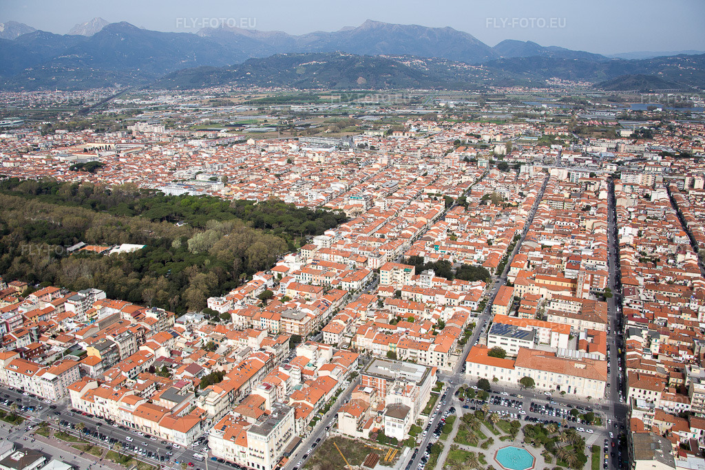 Vue aérienne: Vue de la ville à Viareggio dans le département Lucca, Italie. Photo: IMG_086906.jpg prise le 03/04/2016 par Werner Riehm/FLY-FOTO.eu – Résolution de l'original: 5472 x 3648 px