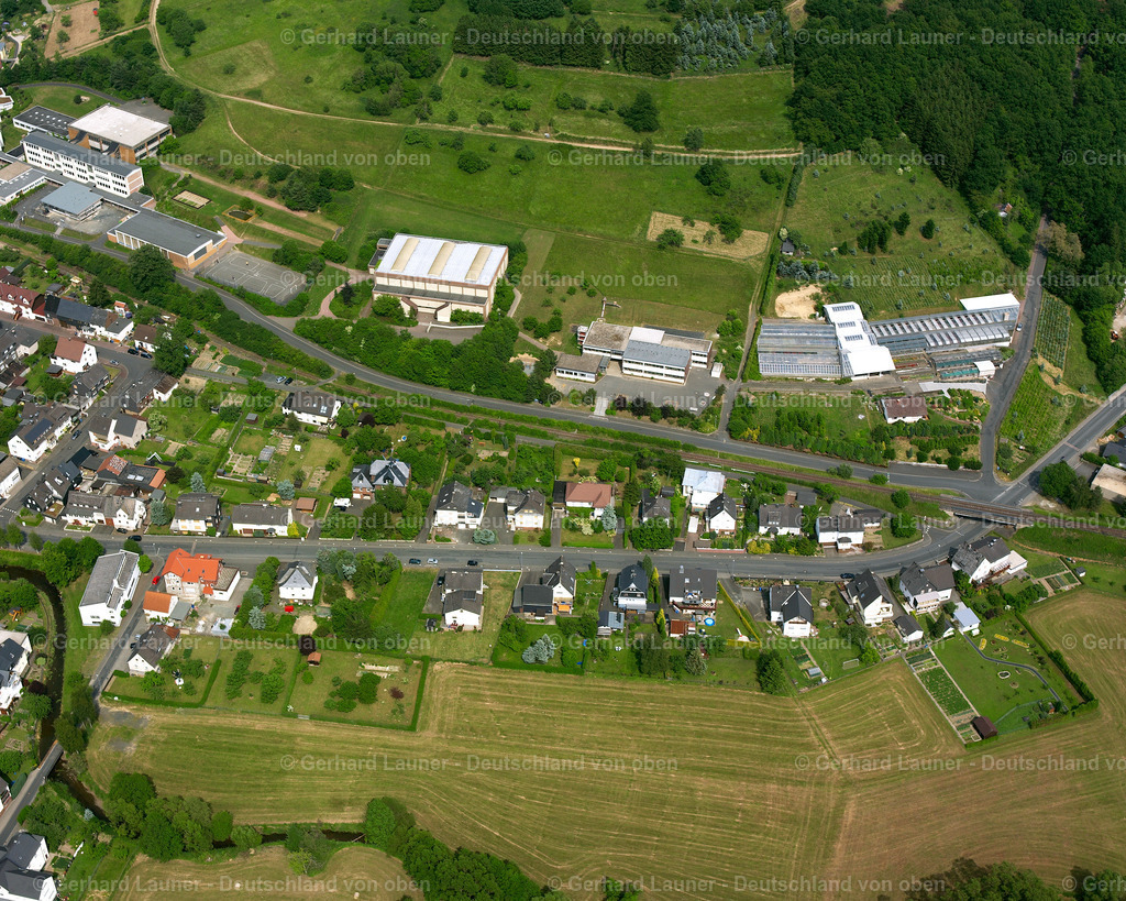 2611069 | EIBELSHAUSEN 09.06.2006 Wohngebiet einer Einfamilienhaus- Siedlung  in Eibelshausen im Bundesland Hessen, Deutschland // Single-family residential area of settlement  in Eibelshausen in the state Hesse, Germany Foto: Gerhard Launer