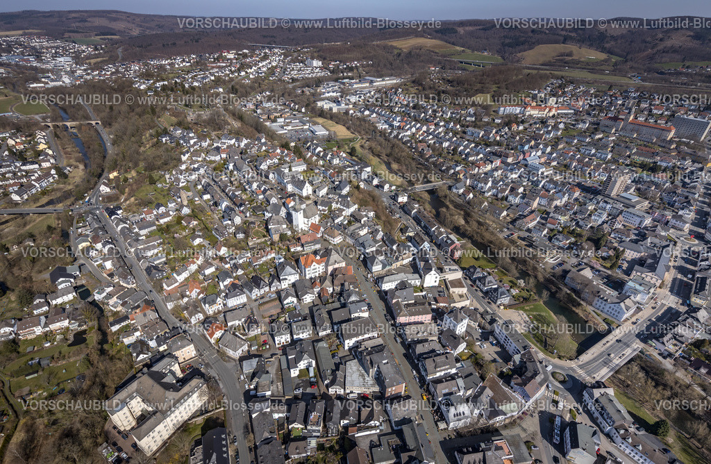 HB-Arnsberg220302135 | Luftbild, Altstadt mit Fachwerkhäusern und Stadtkapelle St. Georg, im Vordergrund das Verwaltungsgericht Arnsberg, Arnsberg, Sauerland, Nordrhein-Westfalen, Deutschland
