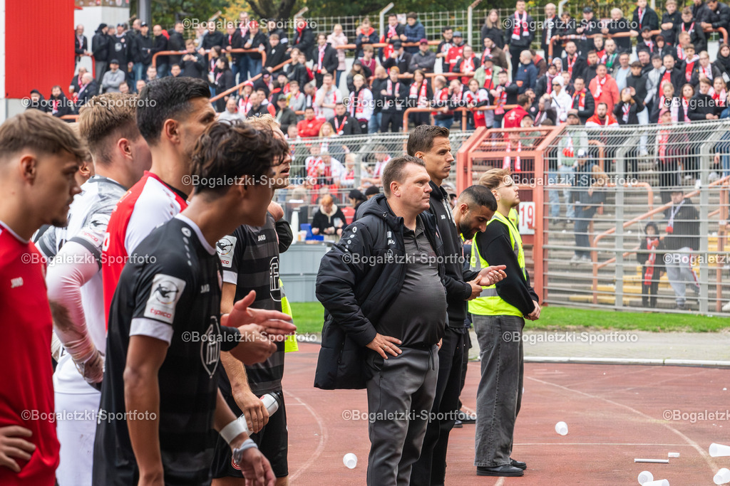RWE Team vor dem Gästeblock | 11.10.2025, Fußball, Niederrheinpokal, Rot-Weiß Oberhausen - Rot-Weiss Essen: Die Mannschaft von Rot-Weiss Essen um Trainer Uwe Koschinat stellen sich der Kritik der mitgereisten Fans - Realisiert mit Pictrs.com