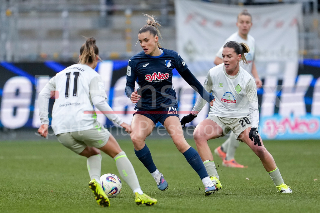 Fussball, Google Pixel Frauen-Bundesliga, TSG 1899 Hoffenheim - SV Werder Bremen | v.li.: Maja Sternad (Werder, 11), Selina Cerci (TSG, 29), Juliane Wirtz (Werder, 28), Zweikampf, Spielszene, Duell, duel, tackle, tackling, Dynamik, Action, Aktion, 01.02.2026, Sinsheim (Hoffenheim)  (Deutschland), Fussball, Google Pixel Frauen-Bundesliga, TSG 1899 Hoffenheim - SV Werder Bremen, DFB/DFL REGULATIONS PROHIBIT ANY USE OF PHOTOGRAPHS AS IMAGE SEQUENCES AND/OR QUASI-VIDEO., DIE DFB-RICHTLINIEN UNTERSAGEN JEGLICHE NUTZUNG VON FOTOS ALS SEQUENZBILDER UND/ODER VIDEOÄHNLICHE FOTOSTRECKEN. DFB REGULATIONS PROHIBIT ANY USE OF PHOTOGRAPHS AS IMAGE SEQUENCES AND/OR QUASI-VIDEO.