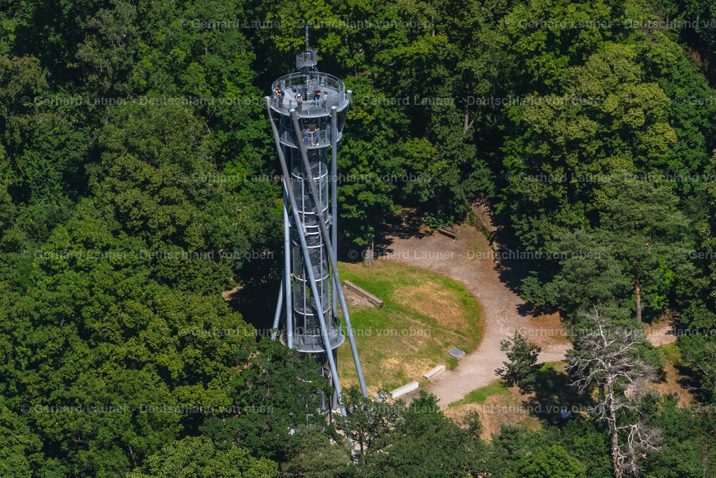 4033109 | FREIBURG IM BREISGAU 30.06.2020 Aussichtsturm Schloßbergturm auf dem Schlossberg, dem Hausberg von Freiburg im Breisgau im Bundesland Baden-Württemberg. // Observation tower Schlossbergturm in Freiburg im Breisgau in the state Baden-Wurttemberg. Foto: Gerhard Launer