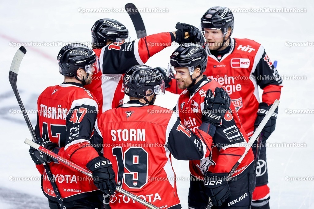 KEC15042601056 | 15.04.2026, Eishockey, DEL Halbfinale Play-Offs, Kölner Haie - Eisbären Berlin, Spiel 4, Lanxess-Arena Köln: Torjubel nach dem Tor zum 1:0 durch Torschütze Dominik Bokk (Kölner Haie #78)  zusammen mit  Veli-Matti Vittasmäki (Kölner Haie #47) Frederik Storm (Kölner Haie #19) 