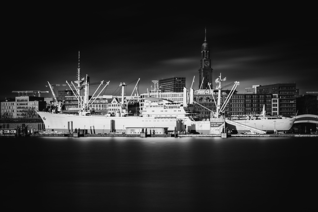 2024_01_28_HH-STAGE THEATER_MCP5974 sw_01 | Hochwertig gedruckte Fotografien für die Wand, als Kalender und zum Verschenken. Hamburg & Norddeutschland und überall wo ich mit der Kamera unterwegs war.