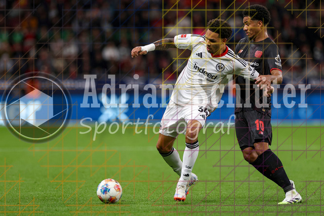 Bayer 04 Leverkusen vs Eintracht Frankfurt - Bundesliga  | Leverkusen, Deutschland, 12.09.25:   Pharrell Nnamdi Collins (Eintracht Frankfurt) und Malik Leon Tillmann (Bayer 04 Leverkusen) im Kampf um den Ball waehrend des Spiels der Bundesliga zwischen  Bayer 04 Leverkusen vs Eintracht Frankfurt in der BayArena(Foto von Brauer-Fotoagentur / Adrian Schlueter)