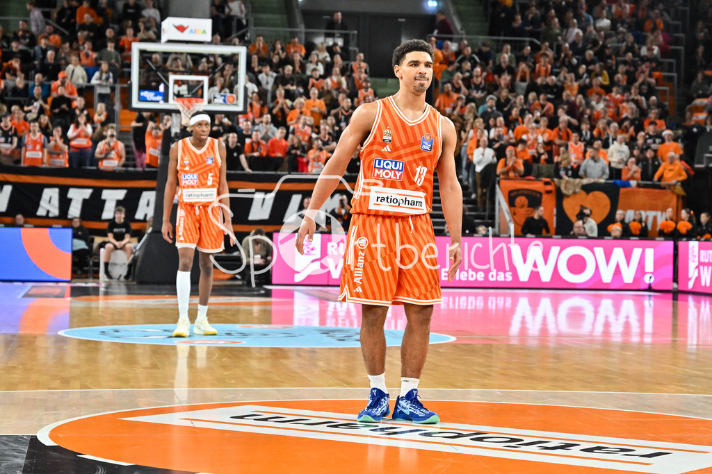ratiopharm Ulm - Basketball Löwen Braunschweig | ULM, GERMANY - 10. JANUARY: im Bild Mark SMITH (ratipoharm Ulm 13) bei einem Freiwurf / Einzelfoto / Freisteller während dem Match zwischen Ratiopharm Ulm und Basketball Löwen Braunschweig am 15. Spieltag der easyCredit BBL in der Ratiopharm Arena