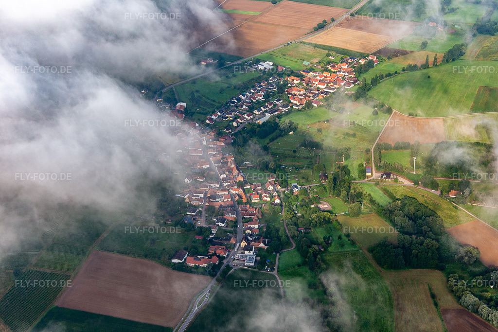 Luftbild: Ortschaft von Osten unter Wolken in Oberhausen im Bundesland Rheinland-Pfalz in Deutschland. Foto: IMG_142904.jpg vom 03.08.2024 durch Werner Riehm/FLY-FOTO.de